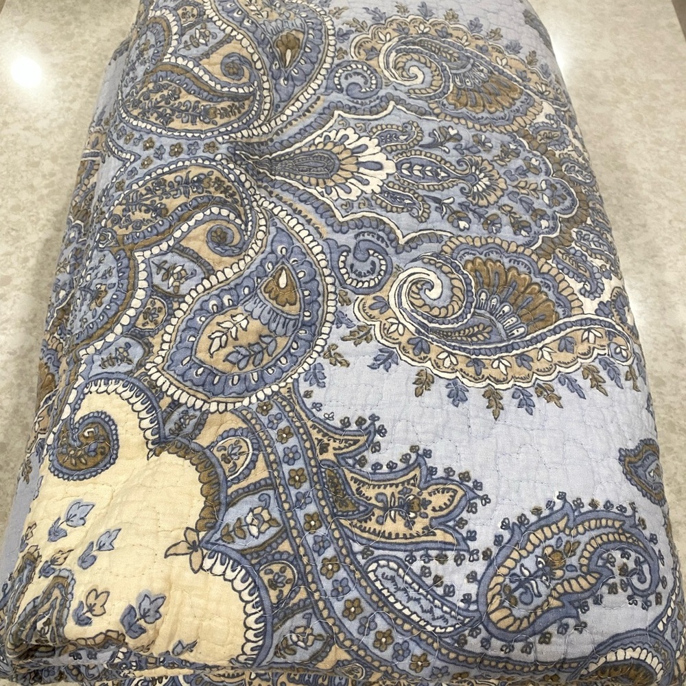 Tahari Blue & Cream Paisley Reversible Quilt/coverlet Bedding